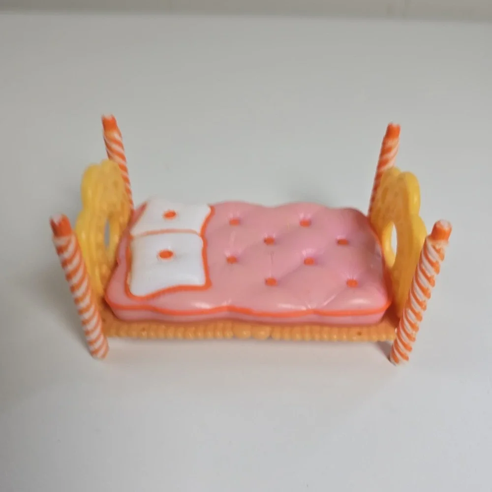 Lalaloopsy Sew Cute Doll Bed, Pink Orange Doll Bed 2009 MGA Entertainment